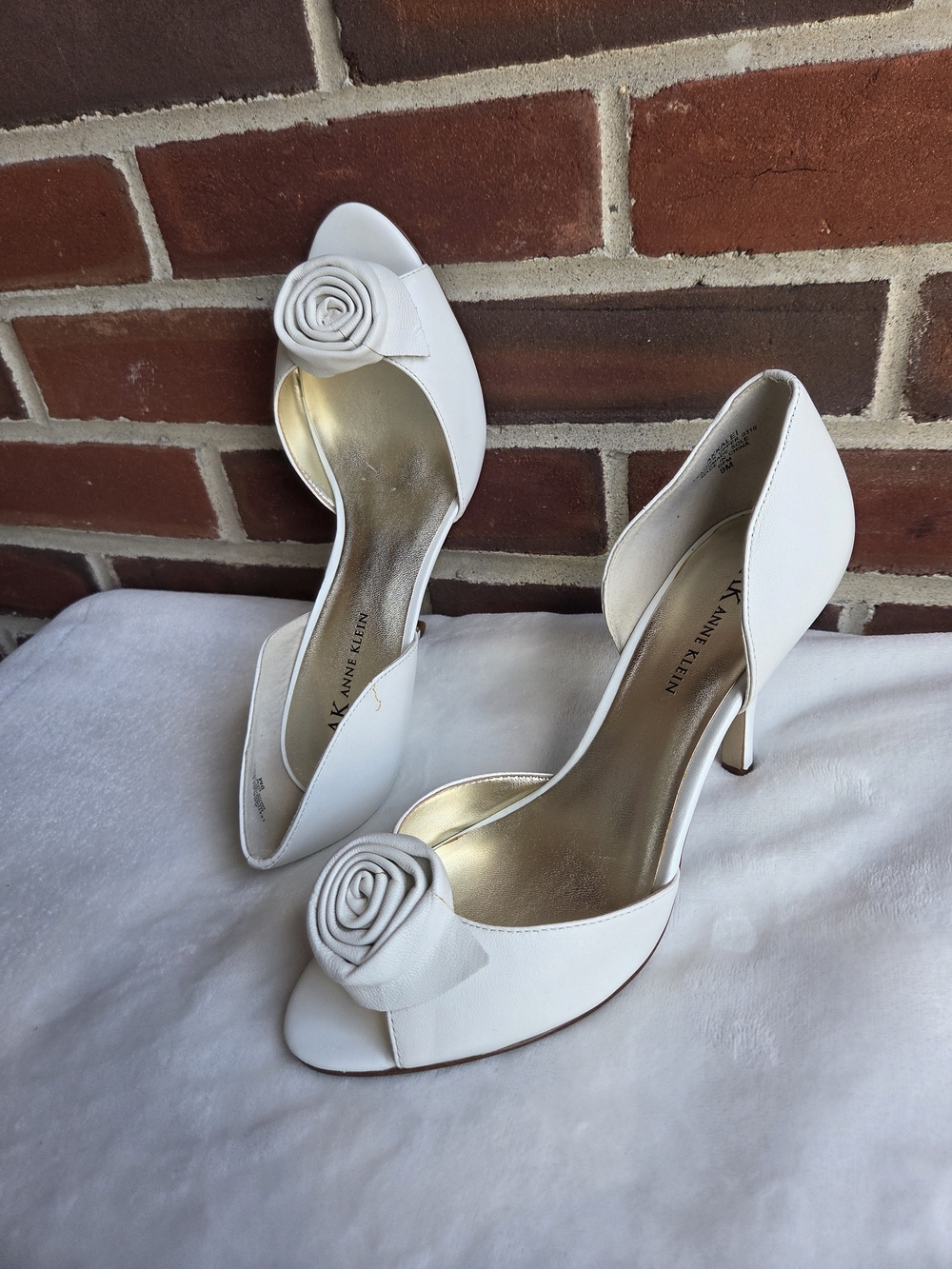AK Anne Klein Kalei White Leather Rosette Peep Toe Heels Women’s 9M